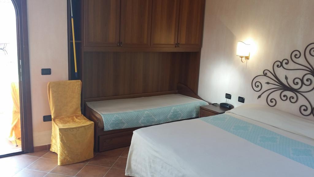 Hotel Ristorante La Tana Di Li Mazzoni Trinita d'Agultu e Vignola Exterior foto