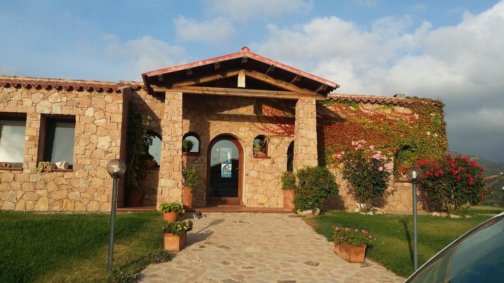 Hotel Ristorante La Tana Di Li Mazzoni Trinita d'Agultu e Vignola Exterior foto