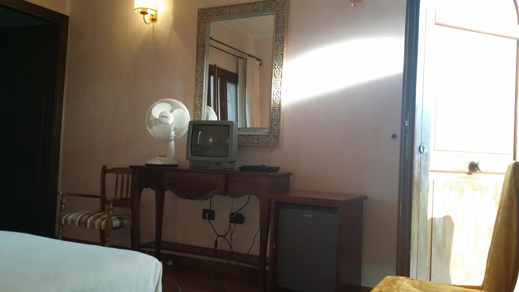 Hotel Ristorante La Tana Di Li Mazzoni Trinita d'Agultu e Vignola Exterior foto