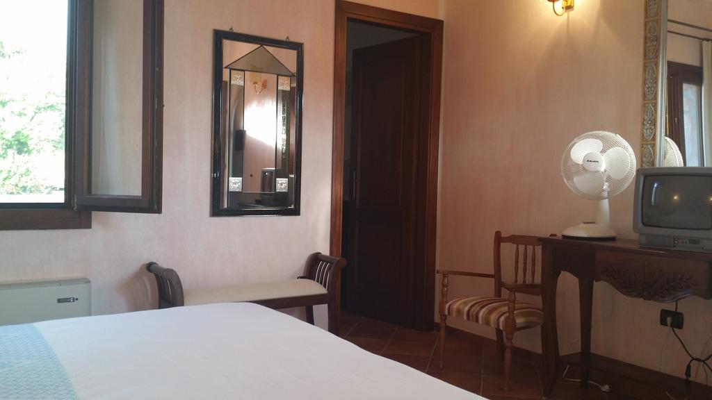 Hotel Ristorante La Tana Di Li Mazzoni Trinita d'Agultu e Vignola Exterior foto